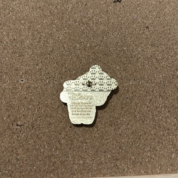 Winnie the Pooh holding honey blind box pin - Picture 2 of 2